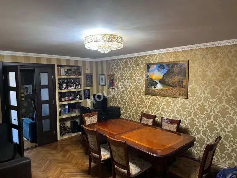 იყიდება 4-ოთახიანი ბინა დიღმის მასივში