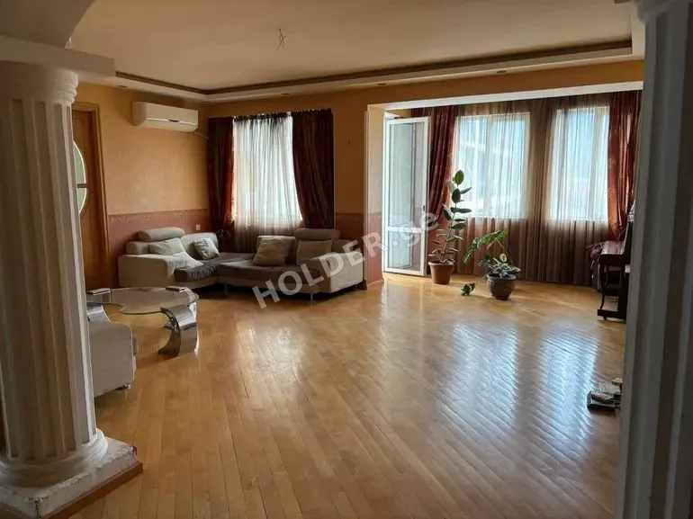 იყიდება 5-ოთახიანი ბინა საბურთალო