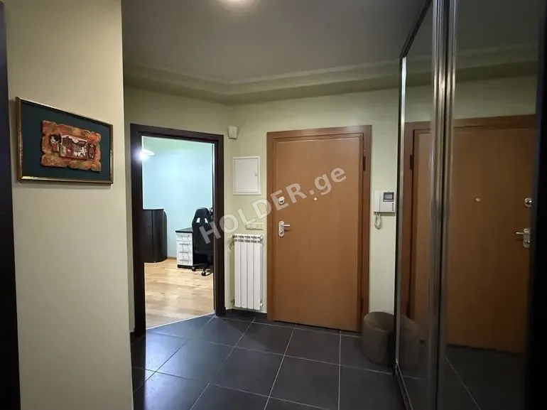 იყიდება 4-ოთახიანი ბინა საბურთალო
