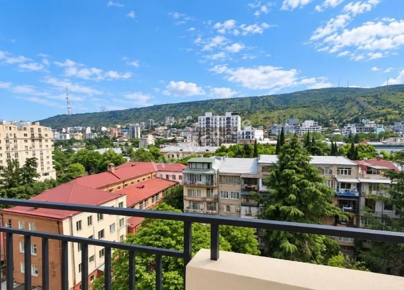 იყიდება 4 ოთახიანი ბინა ვაკეში
